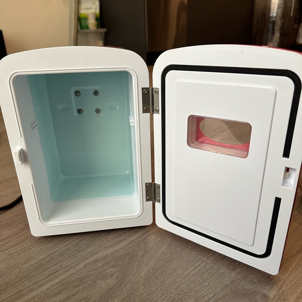 Mini refrigerator - Picture 2 of 2